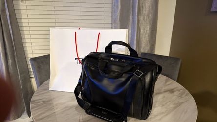 Tumi Arrive Sadler Briefcase - used like new