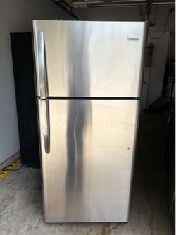 FRIGIDAIRE 30 INCHES REFRIGERATOR TOP FREEZER TRABAJA BIEN