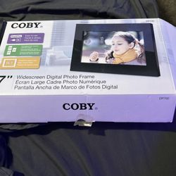 Coby 7" Widescreen Digital Photo Frame Model DP700