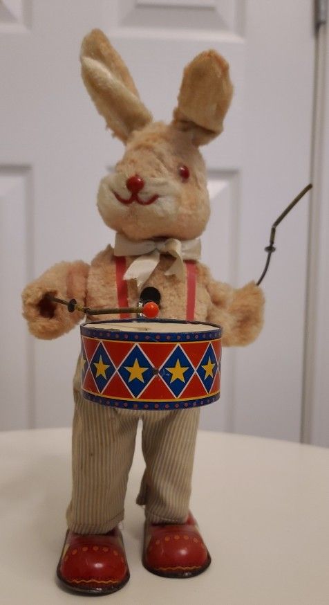 PETER THE DRUMMING RABBIT BATTERY OPERATED TOY
1950's JAPAN!