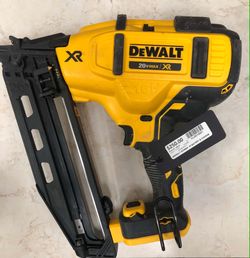 Nailer DEWALT DCN660 W BATERY & CHARGE