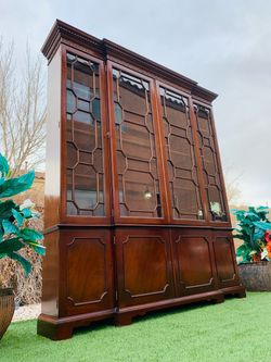16D 73W 87H BEAUTIFUL KINDEL MAHOGANY WINTERTHUR CHIPPENDALE 2PC BREAKFRONT CHINA CABINET (FREE DELIVERY-FIRST FLOOR 🚚 FIRM PRICE $4000) GENTLY USED