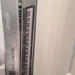 Moving Sale/🎹 Digital Piano for Sale - Like New + Bench - $500 