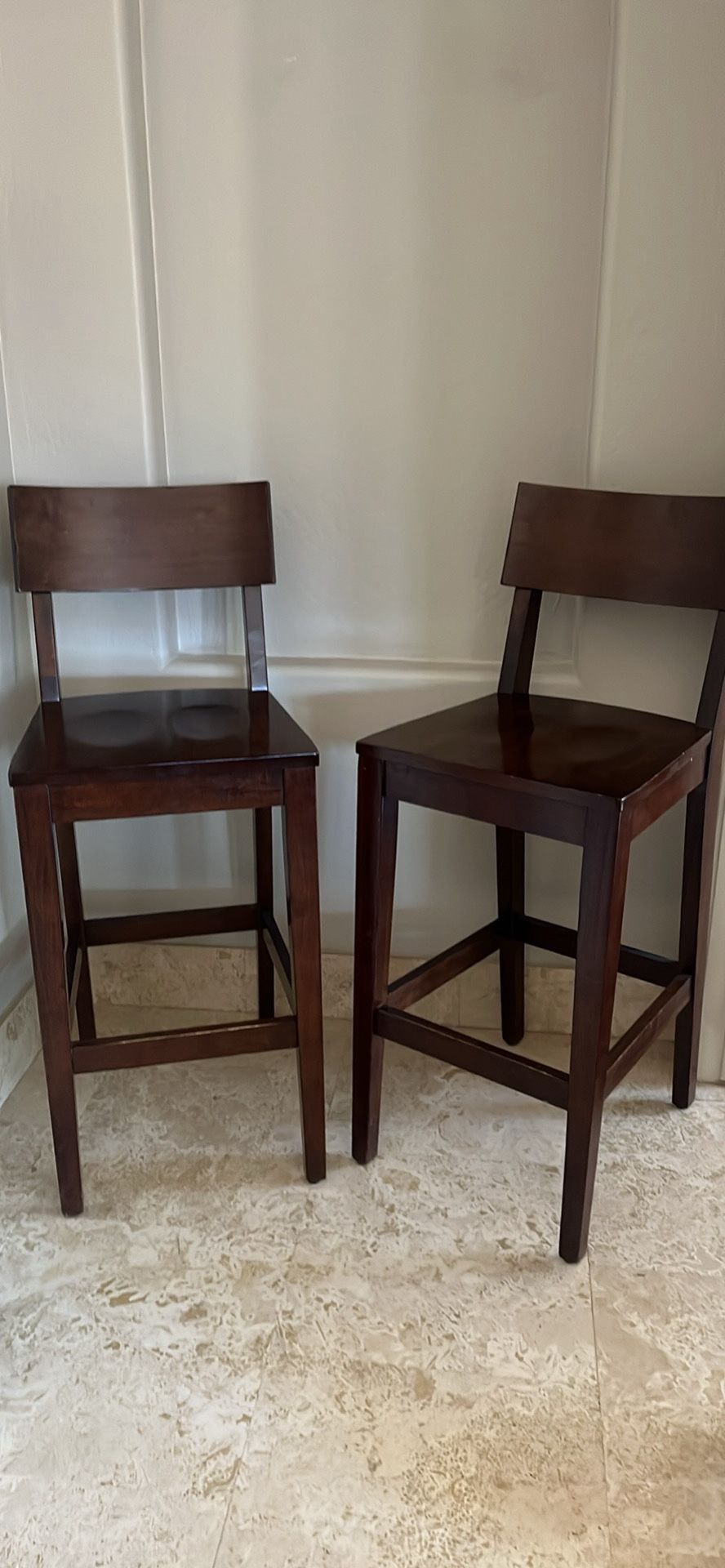 2 Hightop Bar Chairs Stools