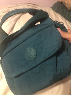 Bonita bolsa color aqua marca Kipling