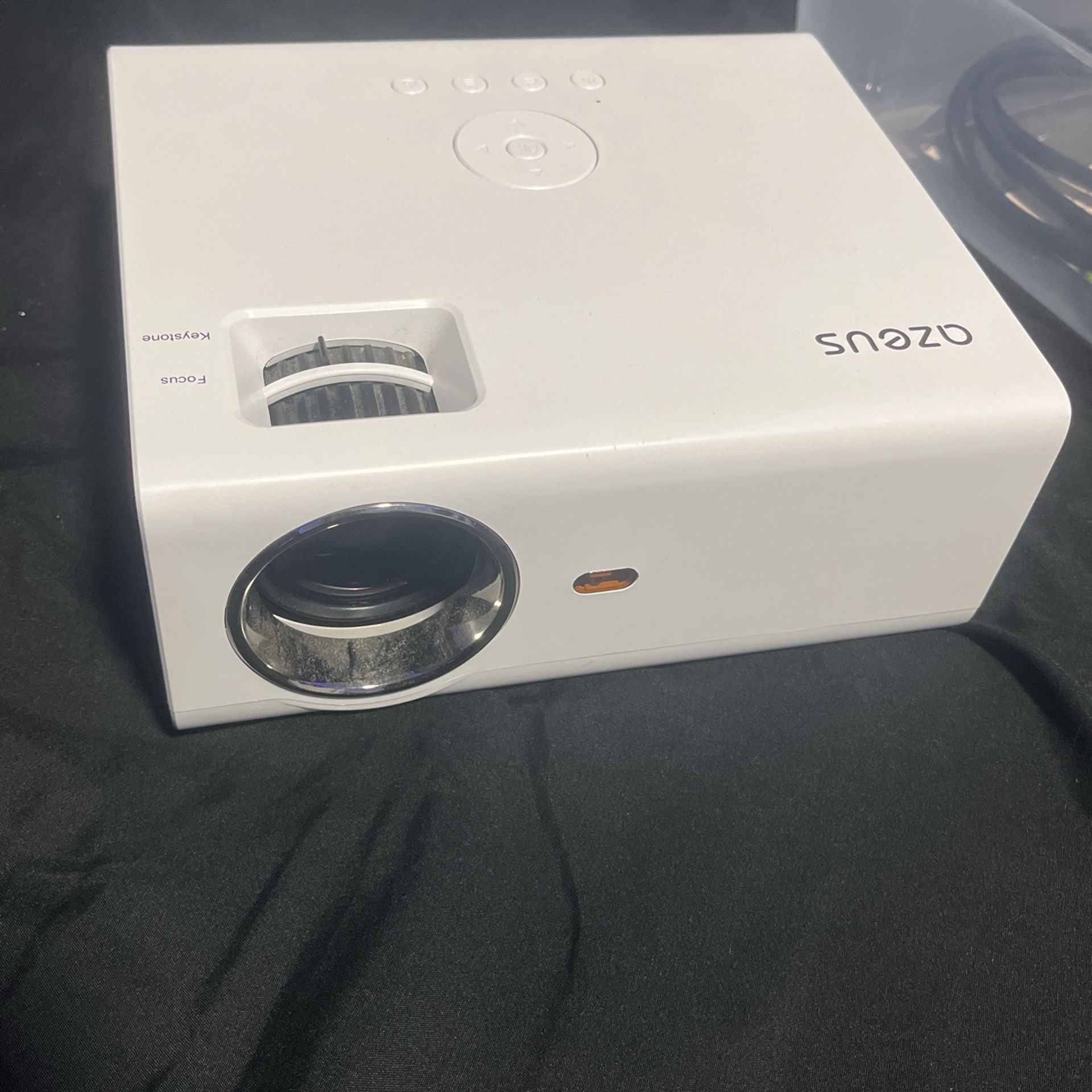 Azeus Projector
