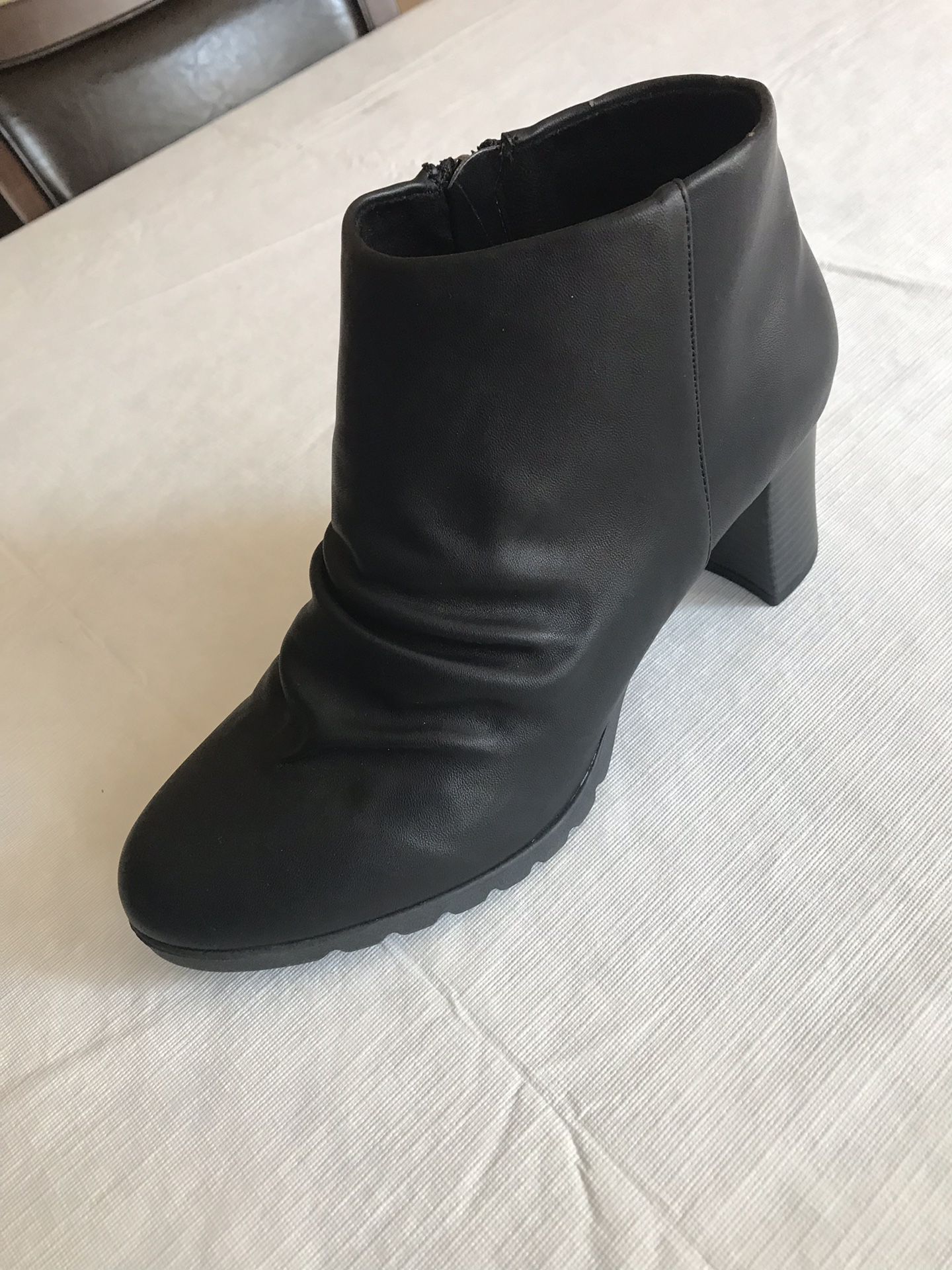 Women’s shoes ankle-high boots, black, size 9MW