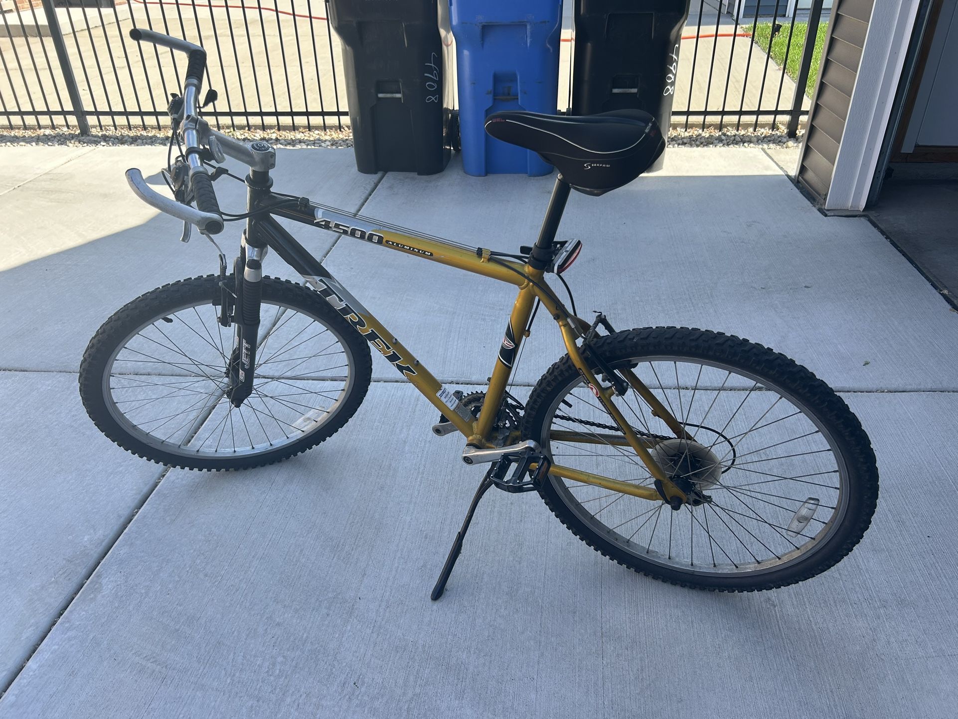 Trek 4500 Mountain Bike (New Seat)