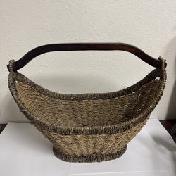 Vintage handwoven seagrass basket with a wooden carrying handle 18x8”