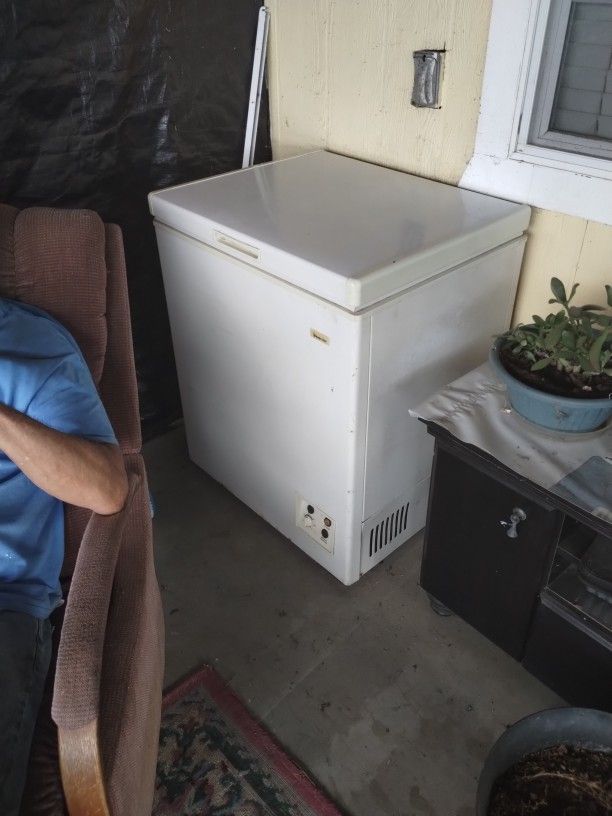 3'x4'x4' Magic Chef Freezer