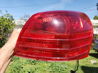 Tail light Nissan rouge 2013