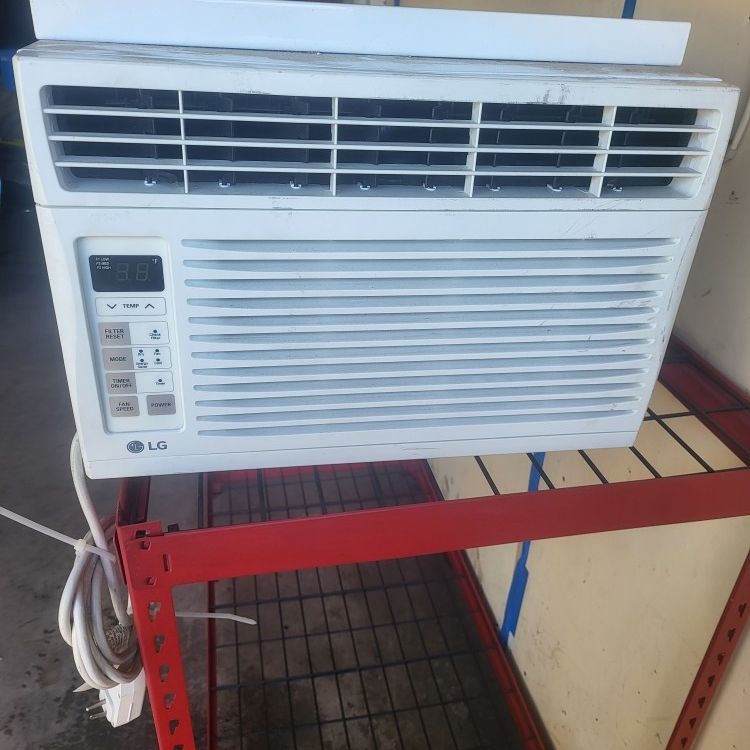 Air Conditioner - Works Great