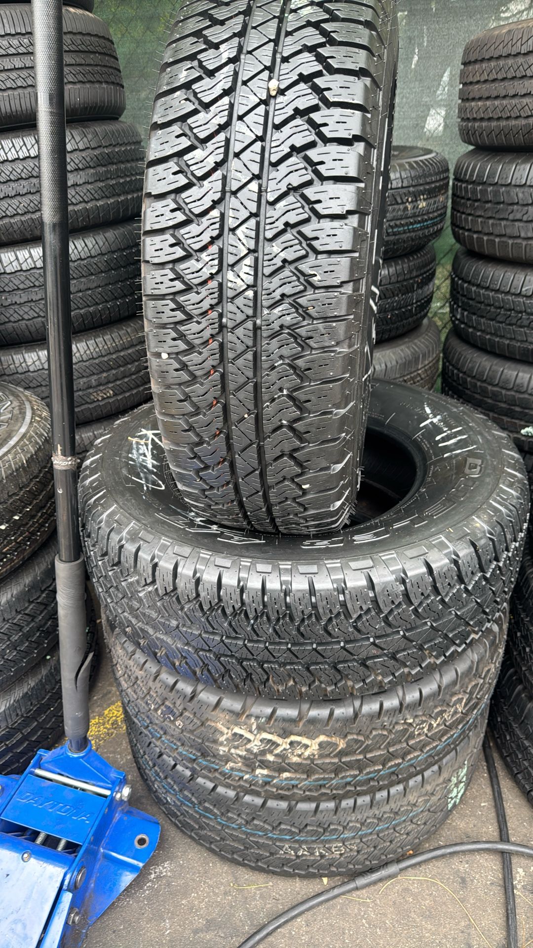 Four Good Used Tires 265/70/17 BRIGESTONE DULER 95%TREAD LIFE $330 PRICE INCLUDE INSTALACIÓN AND BALANCE