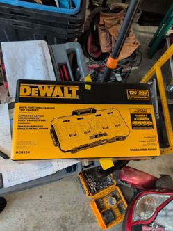 DeWalt DCB104 4-Port Simultaneous Fast Charger