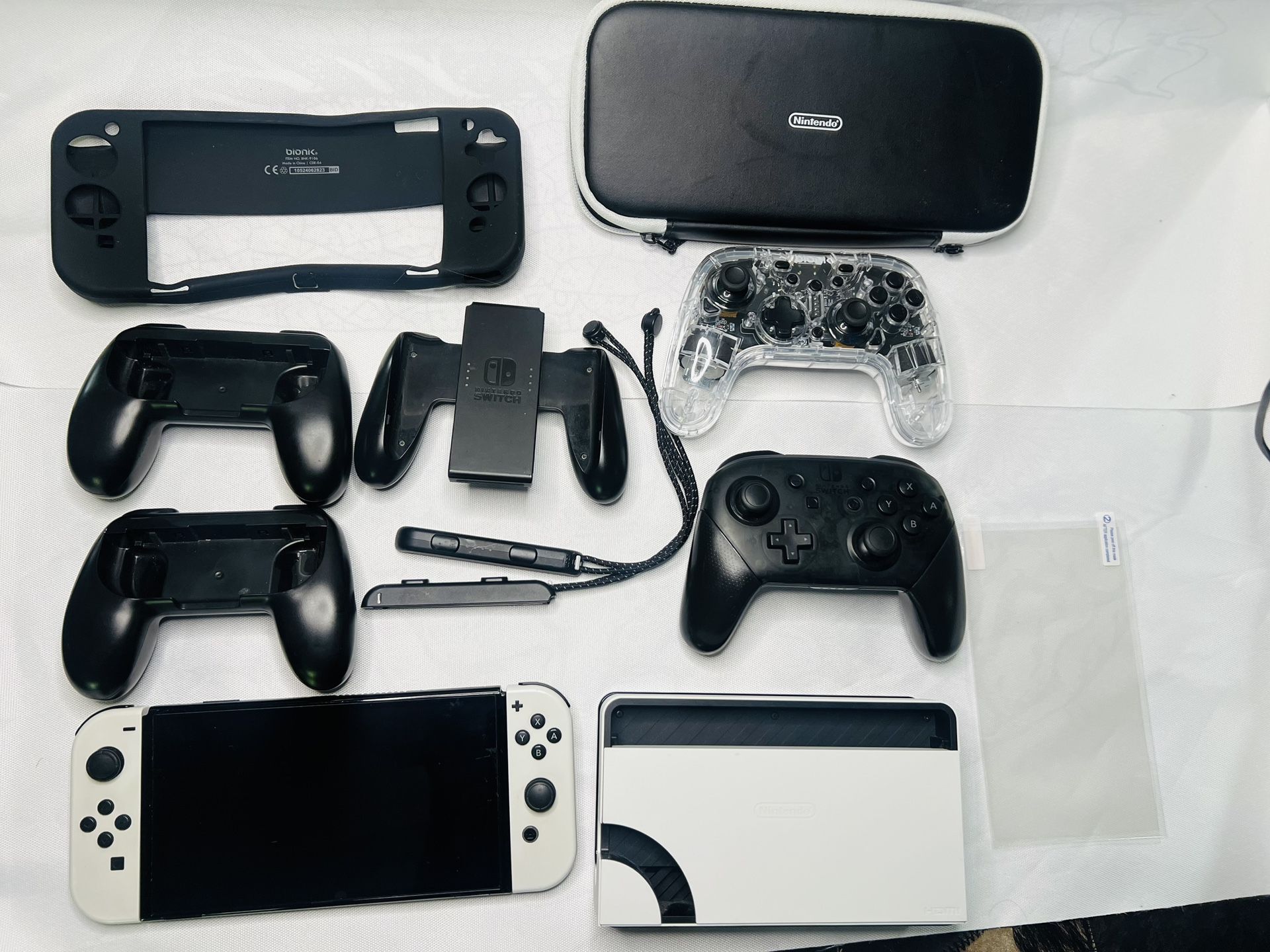 Nintendo Switch OLED NEW CONDITION! 4 controllers, xtra screen protector Joycons More!