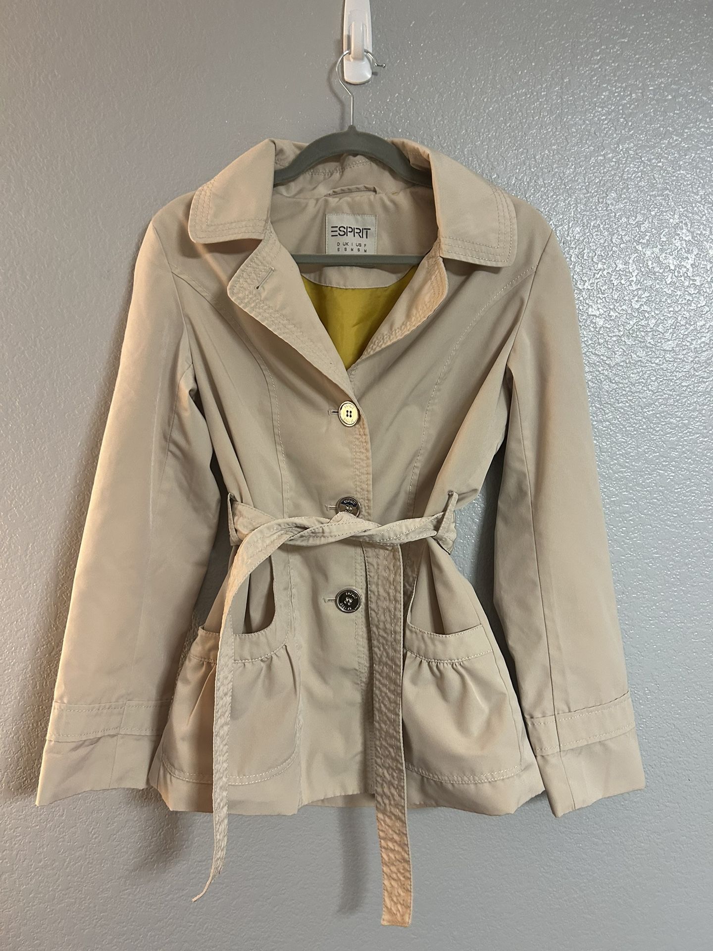 Woman’s Esprit brown beige lightweight waterproof short trench coat size medium