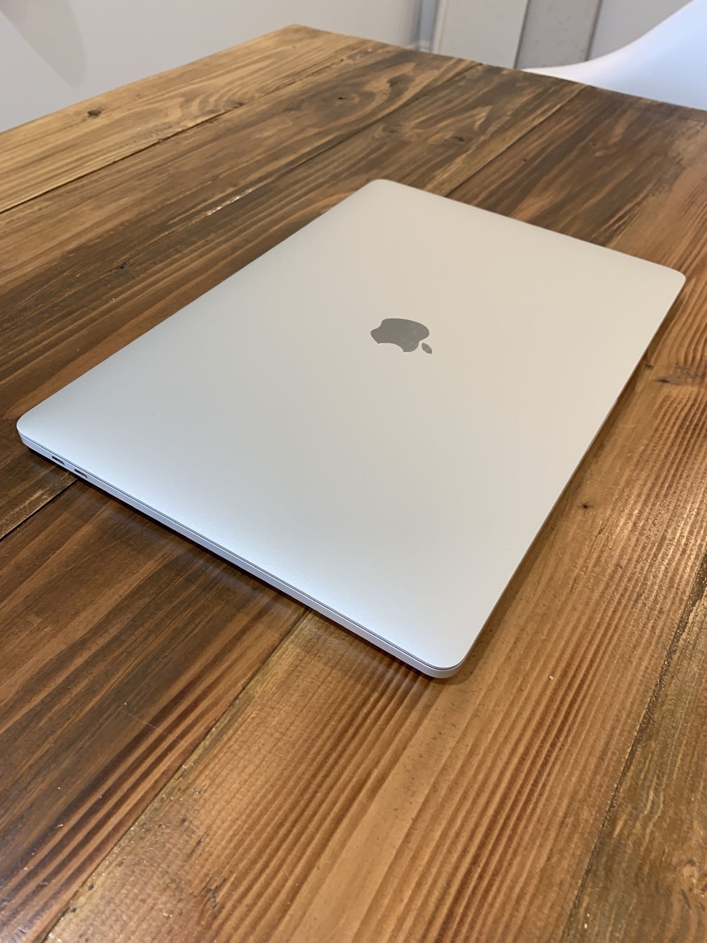 2018 15” MacBook Pro | 2.6GHz 6-Core!! | 16GB | 500GB SSD | 4GB Video | Retina | Touch Bar | EXCELLENT CONDITION!