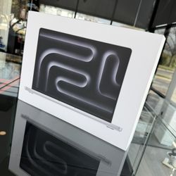 2025 14” MacBook Pro M5 Chip 16GB Ram 1TB SSD! 3 years of AppleCare+ included! We offer financing!