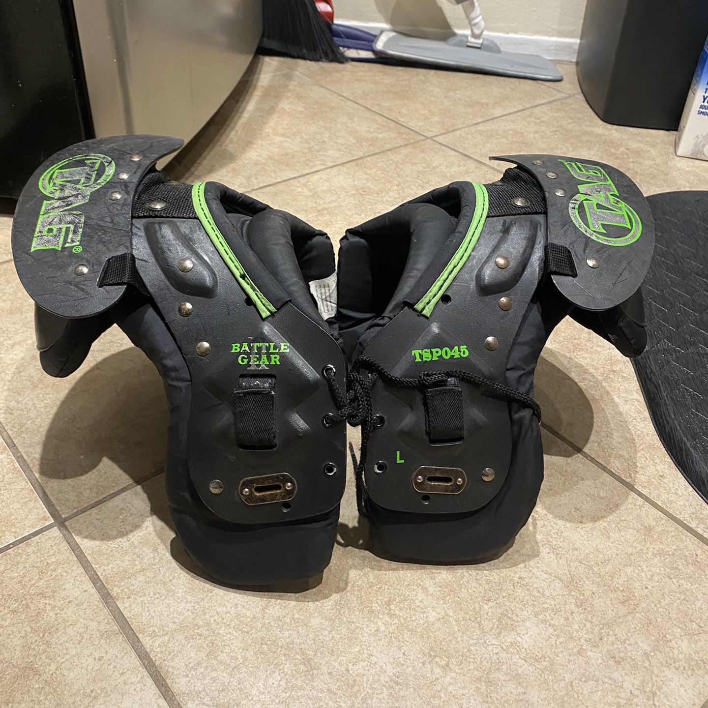 Youth CMM Ice Hockey Shoulder Pads YT Large for Sale in Gilbert, AZ -  OfferUp