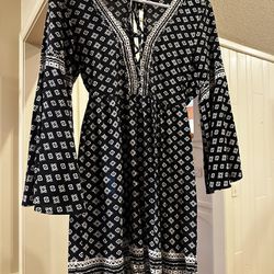 Black White Bell Sleeve Criss Cross Neckline Dress Medium 