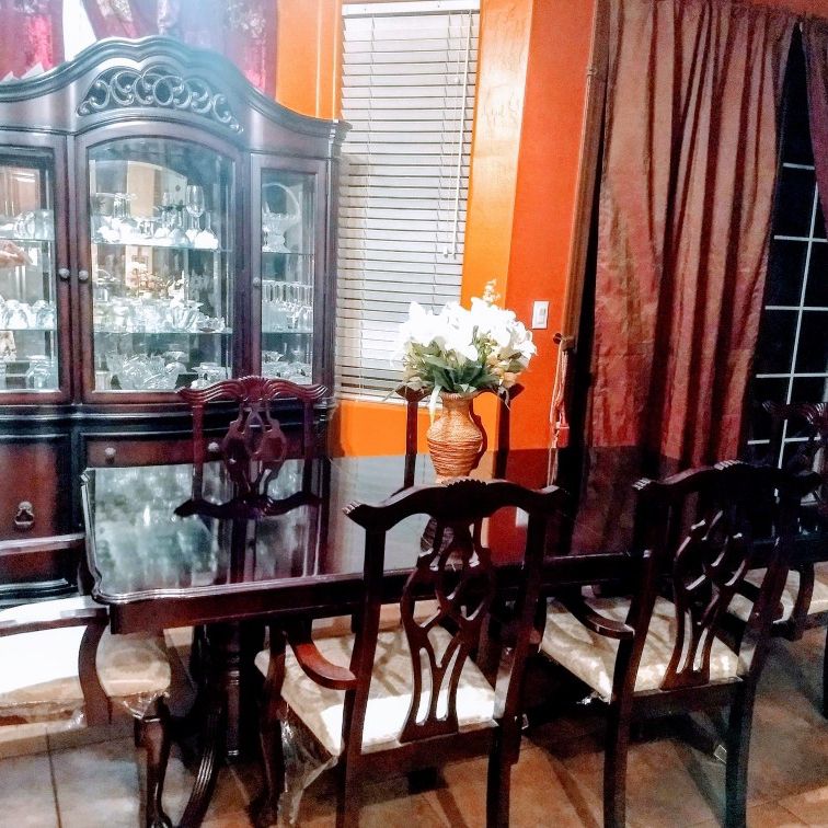 6 Seat Dining Set w/ Lighted Hutch