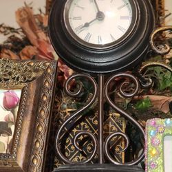 VINTAGE ORNATE ANTIQUED METAL SCROLL TABLE MANTEL CLOCK DECOR