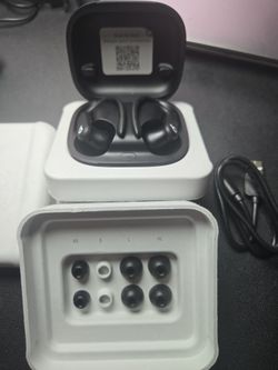 Black beats pro 2 Wireless Earbuds with Charging Case