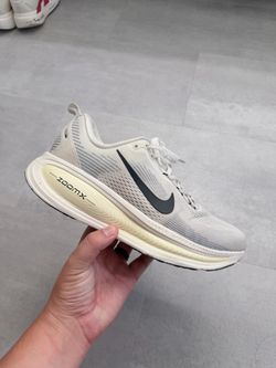 Nike Vomero beige