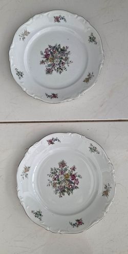 2 Vintage 10 inch floral dinner plates, scalloped rim with gold trim, beautiful bouquet flower design, good condition.