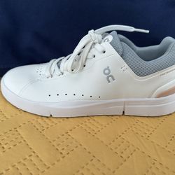 On Women's NWOT Sz10 Roger Advantage 2 Shoes