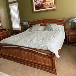Bedroom Set In Excellent Condition 