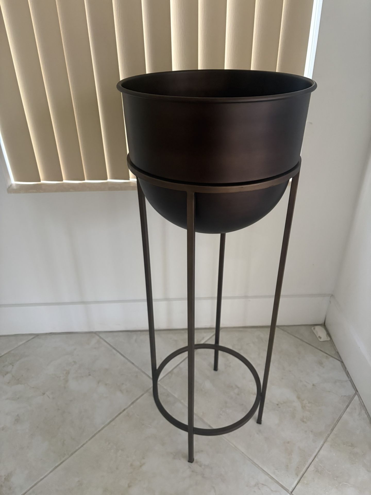 Wesley Large Metal Plant Stand / Planter
