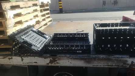 Plastic folding crates