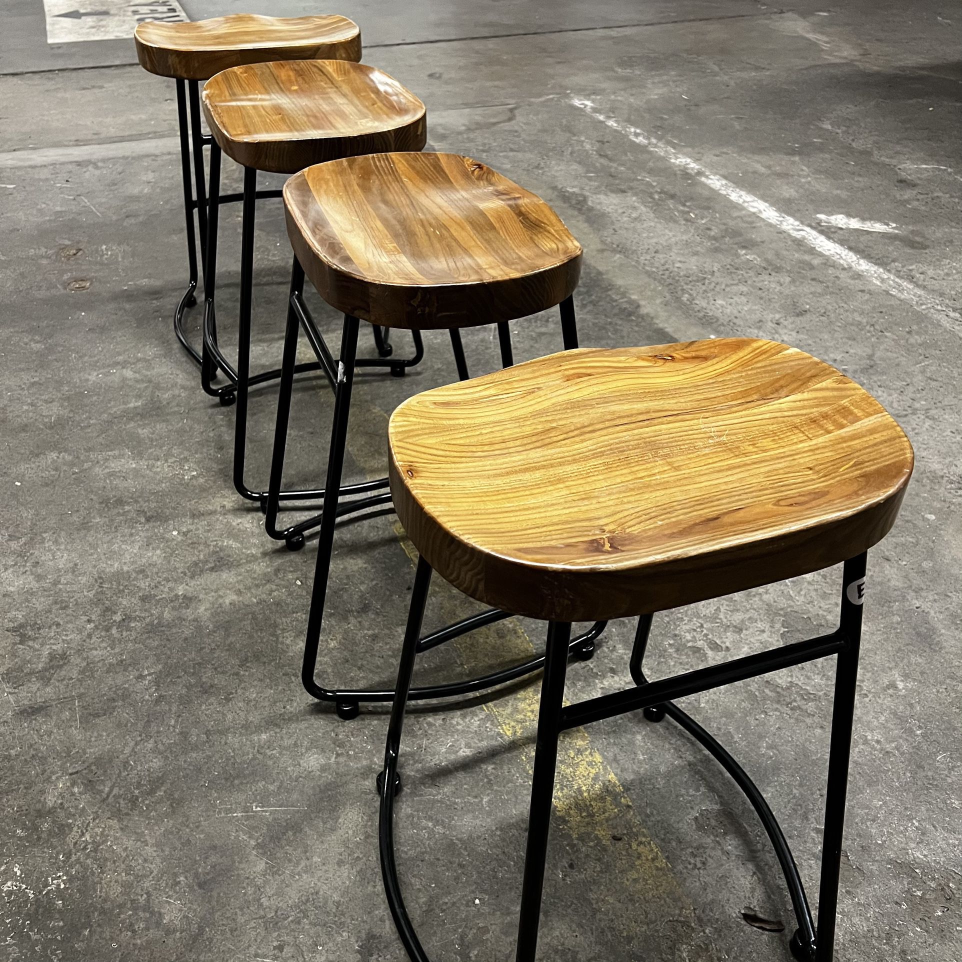 Bar Stools with Footrest, Hip Curve Design, Kitchen Island Counter Stools with Wooden Seat 
