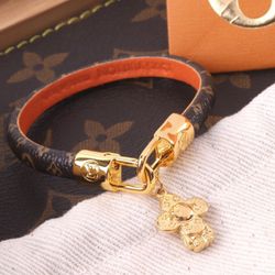 Old flower chessboard checkered cowhide bracelet