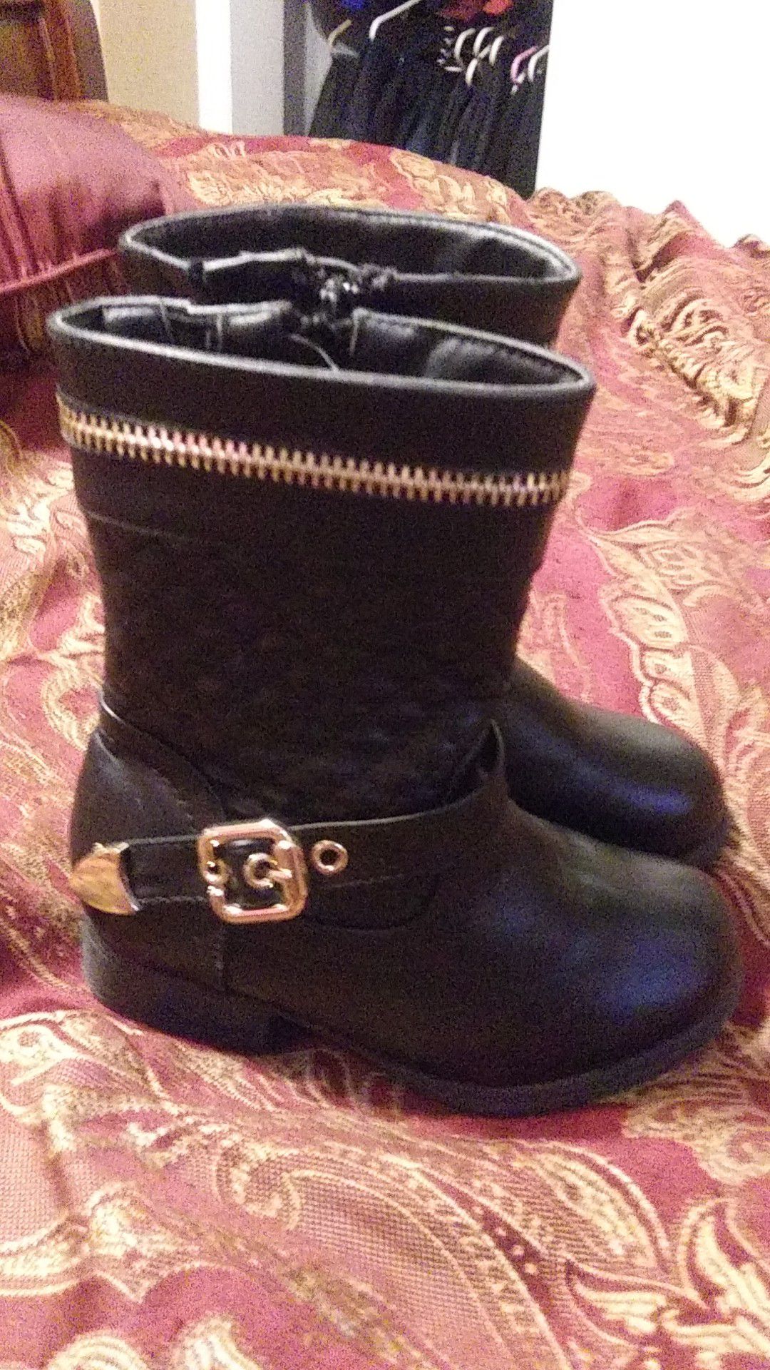 Super cute girl toddler size 7 black boots!