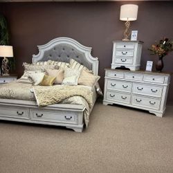 REALYN CHIPPED WHITE FOOTBOARD STORAGE PLATFORM BEDROOM SET