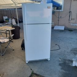 Frigidaire Refrigerator/Refrigerador