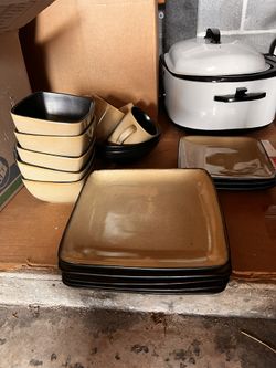 Home Trends Rave Taupe Square Dinner Plate