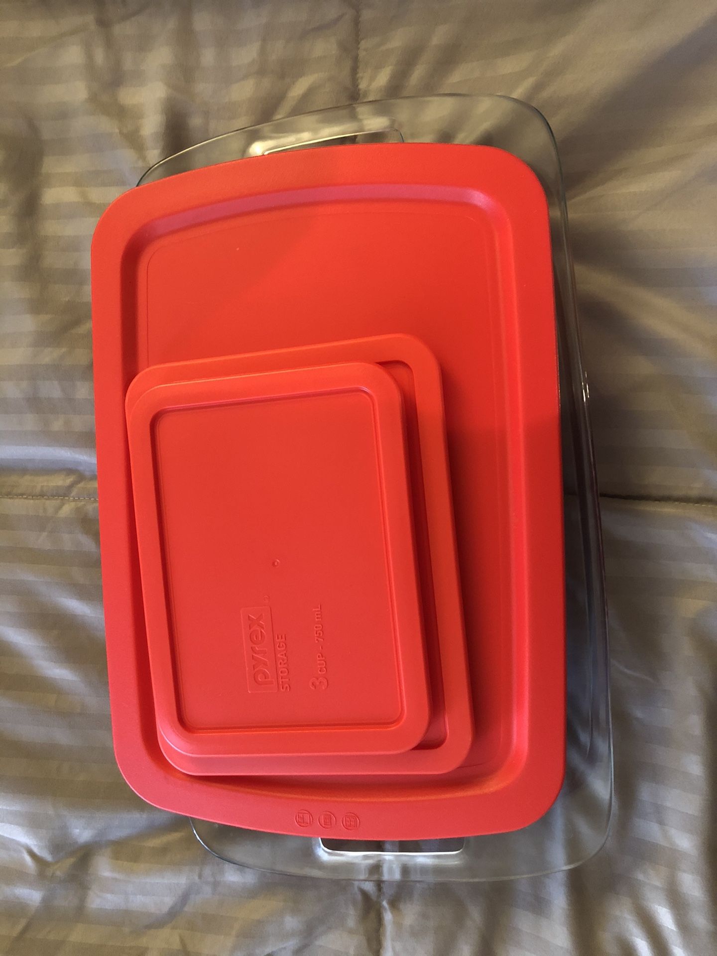 3 sizes of Pyrex baking dishes with covers