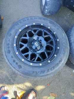 Vendo Rines Y Llantas En Exelente Condiciones Medidas 235/65R17  de 5 Birlos Precio $375 Para Ford Chevy Y Toyota Tacoma De 5 Birlos 