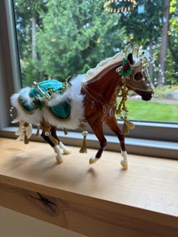 Breyer 2019 Holiday Horse “Minstrel”