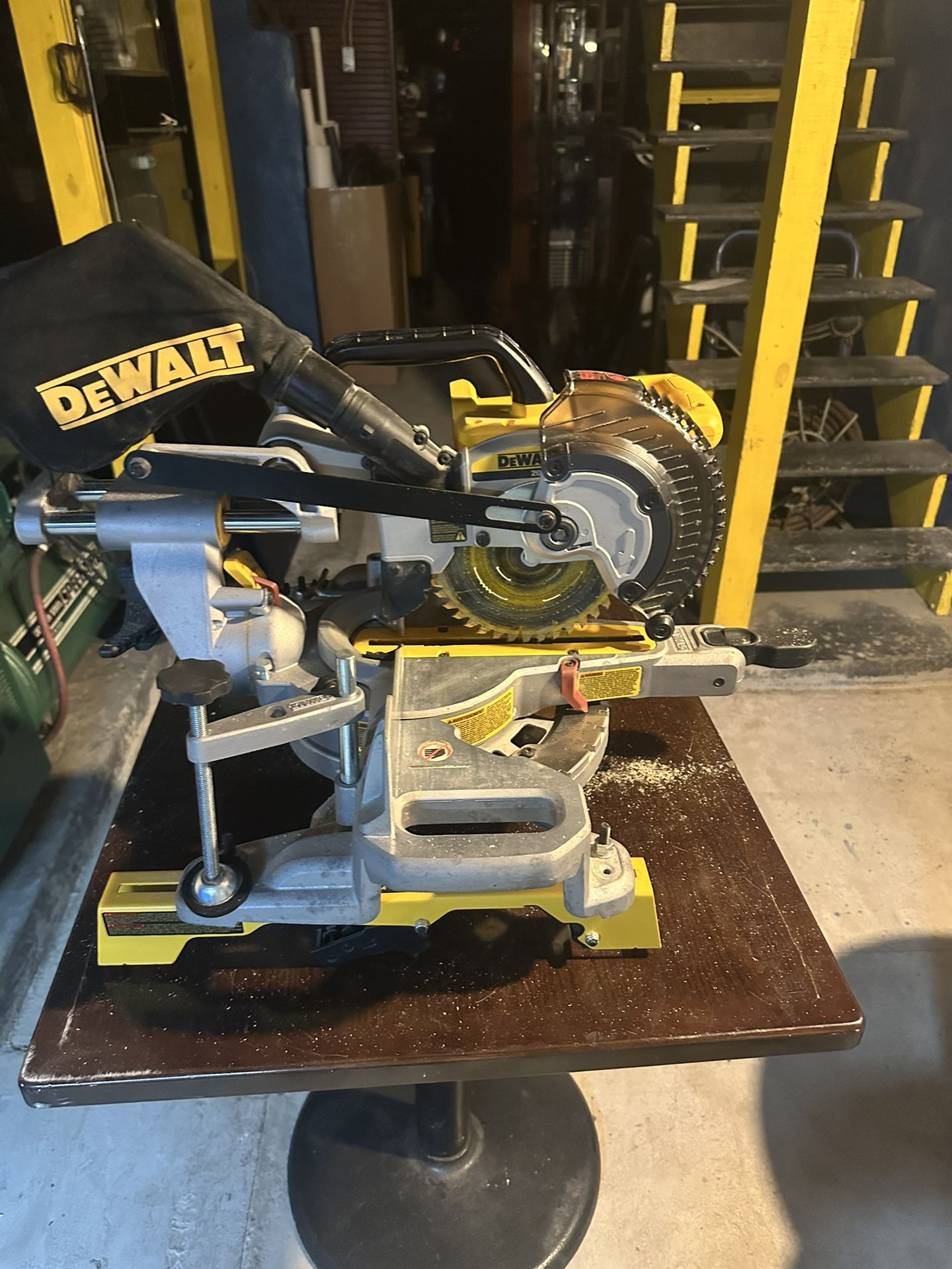 Dewalt Sliding Compound Miter Saw 20 Volts