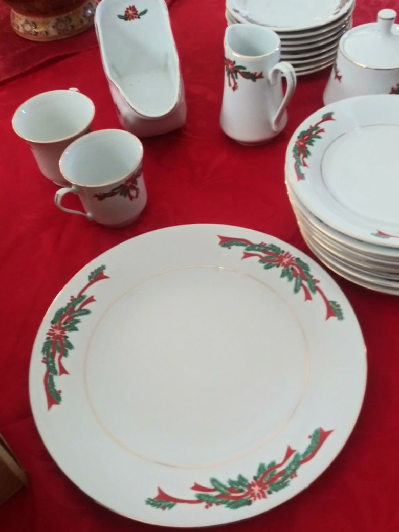 Complete Set Of Christmas Plate Wear.