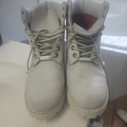This is a limited edition Timberland Serpent 6-inch waterproof boot in white/light grey with an alligator or crocodile-embossed leather upper and copp