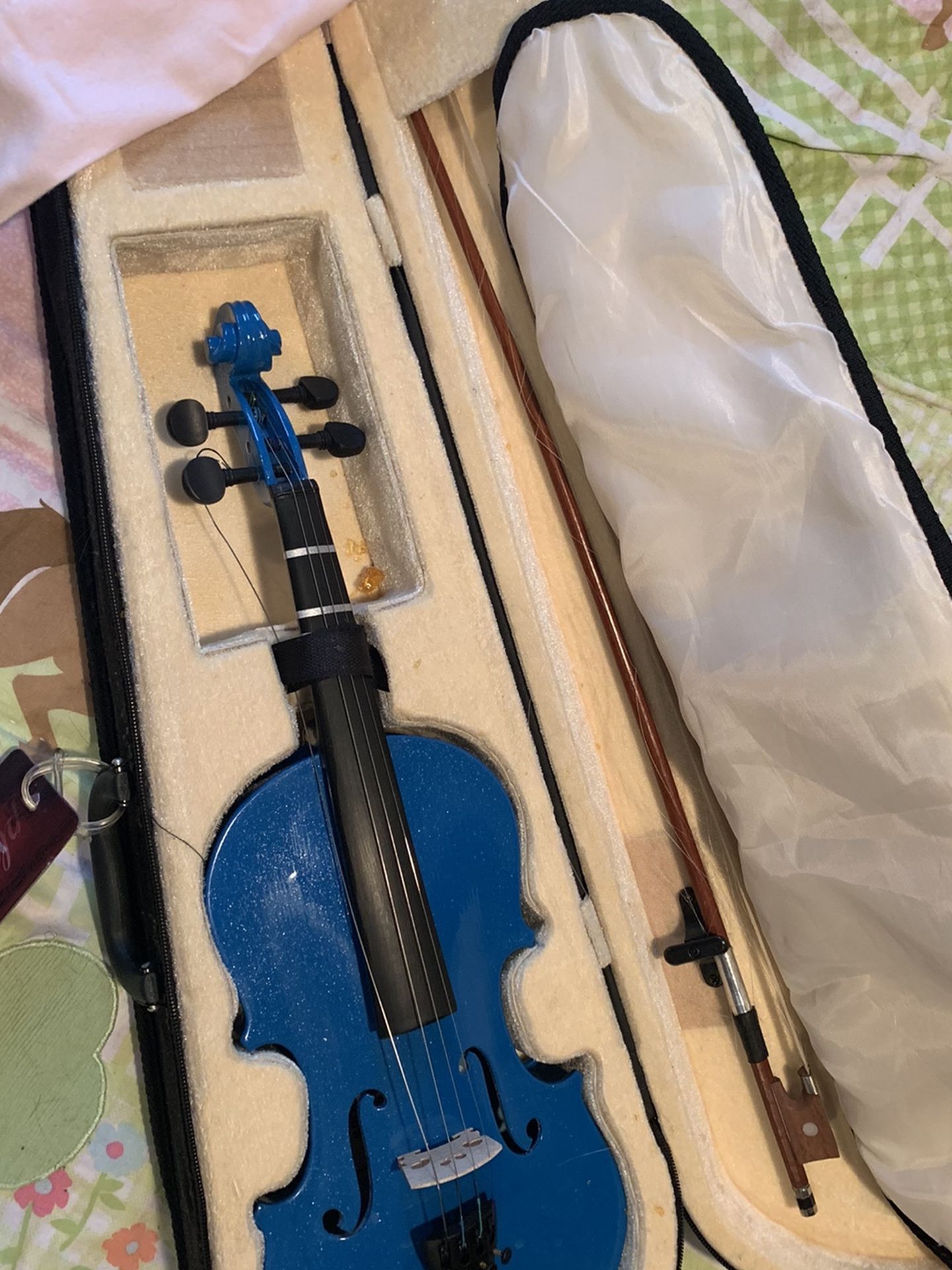 Music & Arts Child’s Violin With rosin.