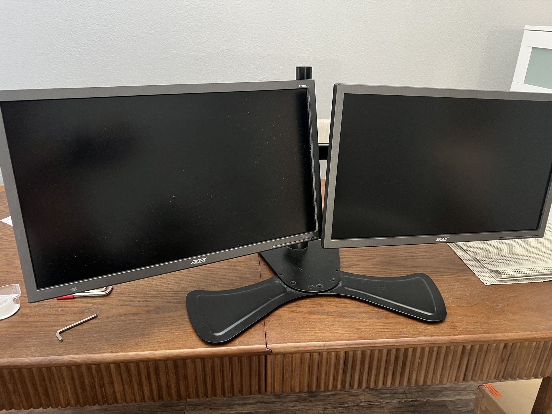 Dual Acer 26in Monitors With Stand