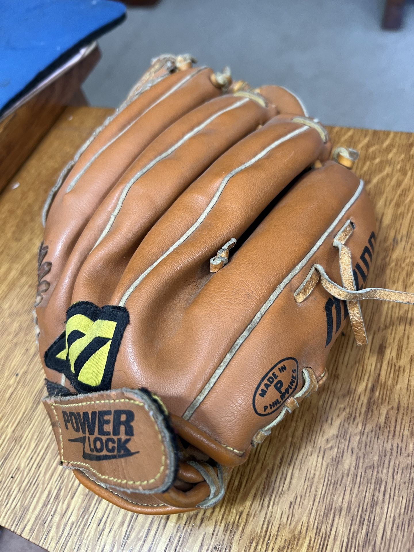 Baseball Glove Professional Model Left Leather Power Close 11.5”MPI114 With Power Close  Mizuno 