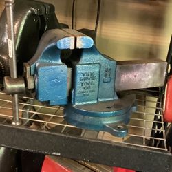 Ridge Tool Company Vise / 5 1/4 Inch Jaws / Opens 8 Inches / 100 Pounds / Swivel Base / New Condition. / Made In USA Vice
