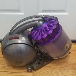 NEW cond DYSON ANIMAL BIG BALL VACUUM  , AMAZING SUCTION. , WORKS EXCELLENT. ,   IN THE BOX 